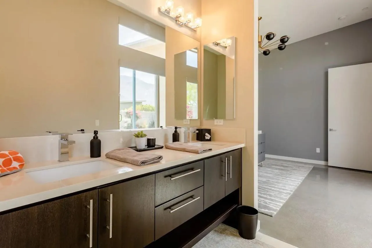 Nyaraló **Fabulous New Luxe Home Pool-Spa-Views!!!** Palm Springs