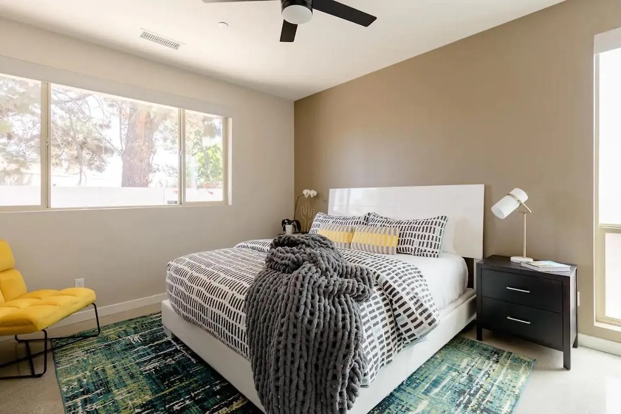 **Fabulous New Luxe Home Pool-Spa-Views!!!** Palm Springs Nyaraló